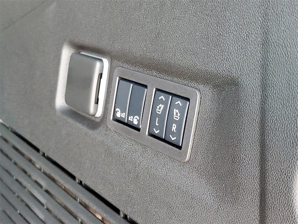 2025 Chevrolet Suburban RST